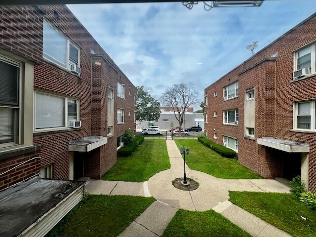 2409 W Jarvis Ave in Chicago, IL - Building Photo