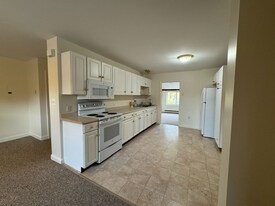 4f Therese Rd in Salem, NH - Building Photo