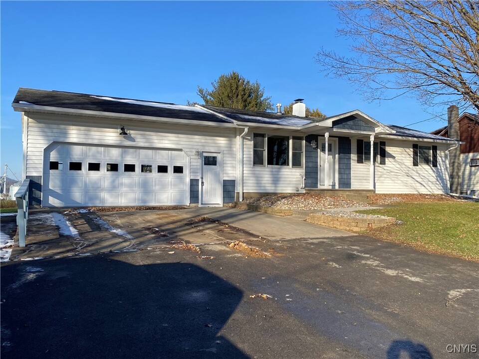 3299 Mohawk St in New Hartford, NY - Building Photo