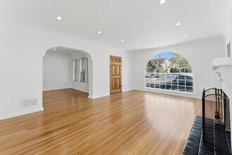 824 S Holt Ave in Los Angeles, CA - Foto de edificio - Building Photo