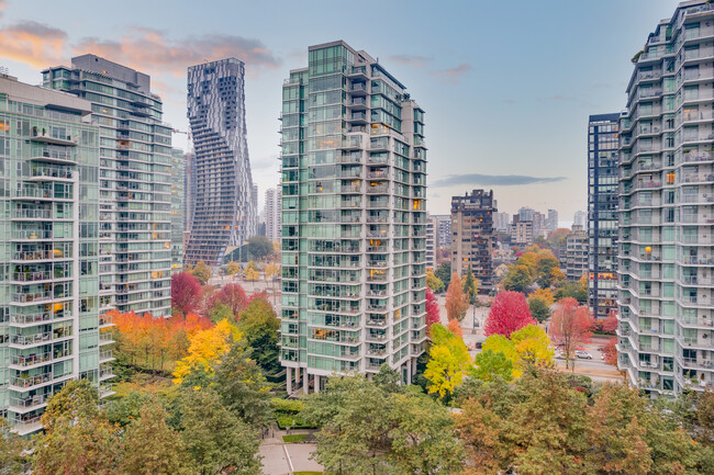 Bayshore Tower in Vancouver, BC - Building Photo - Building Photo