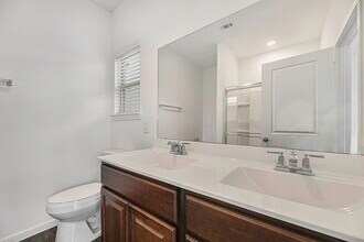 240 Seven Pnes Dr in Willis, TX - Building Photo - Building Photo