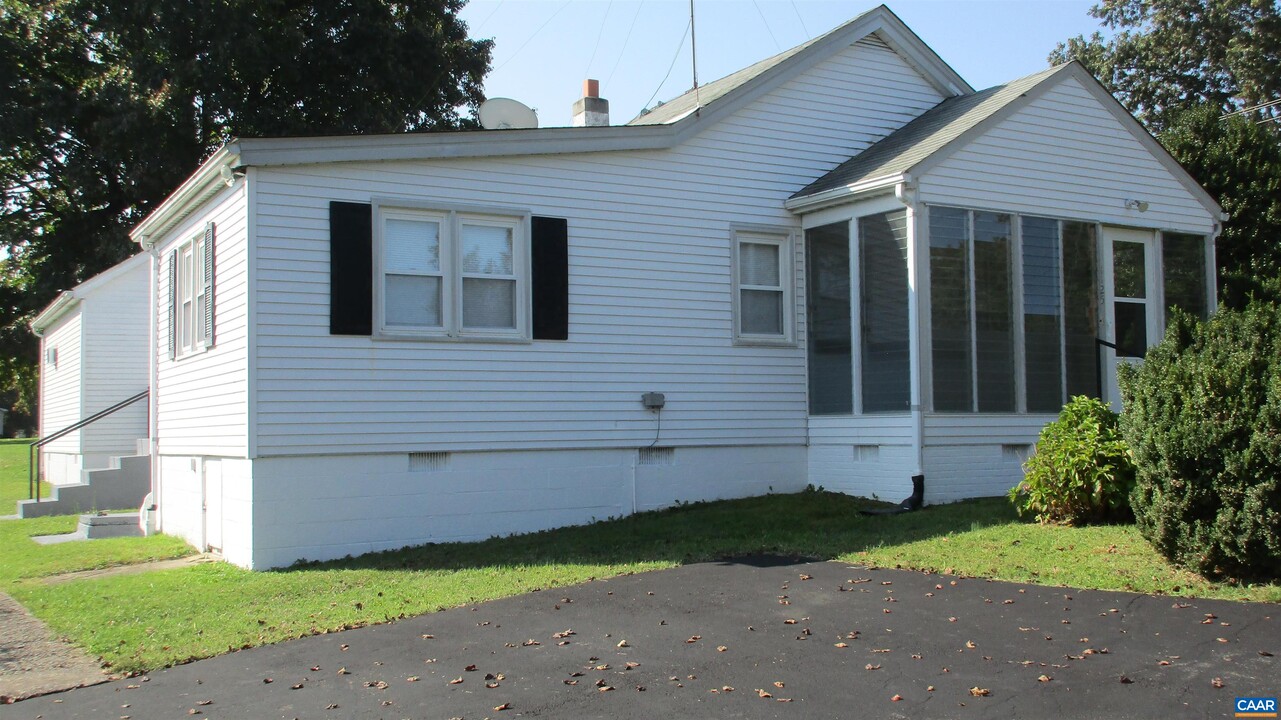 1125 James Madison Hwy in Gordonsville, VA - Foto de edificio