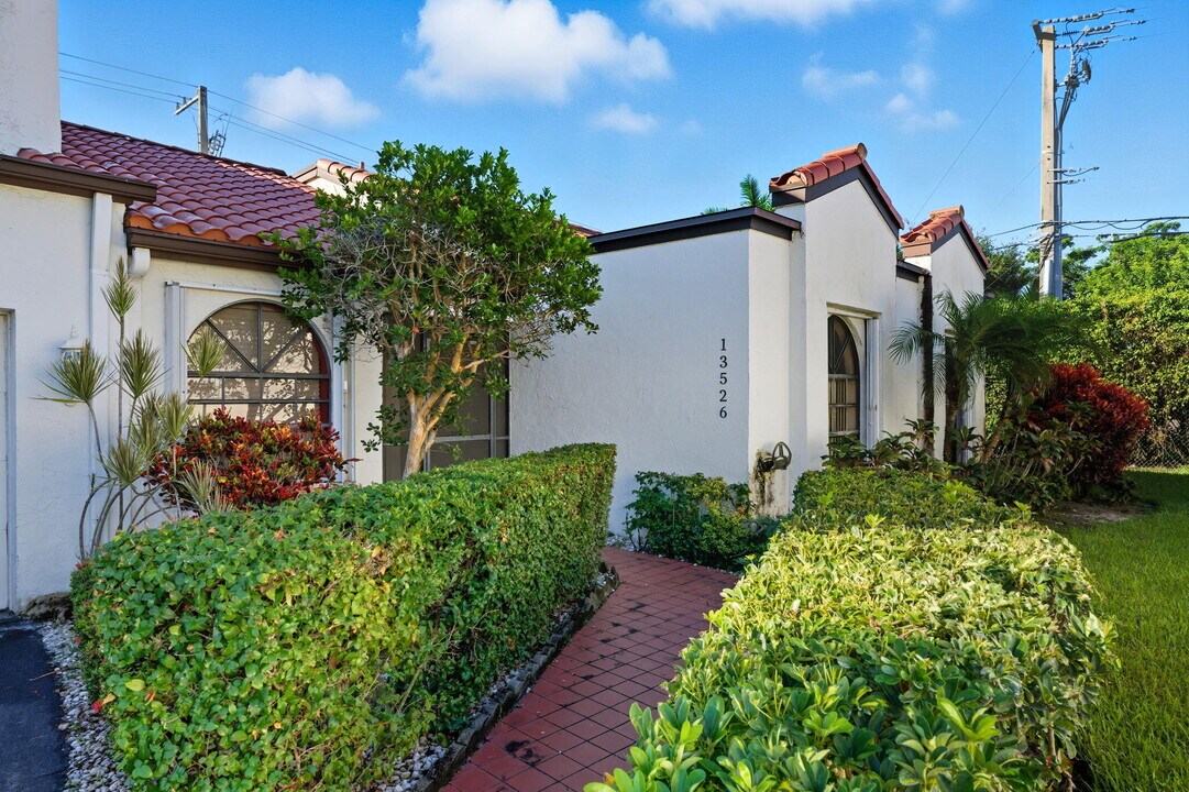 13526 Fountain View Blvd in Wellington, FL - Building Photo