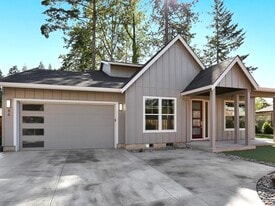 84 SW Meadow Dr, Unit Apt 3 in Beaverton, OR - Building Photo