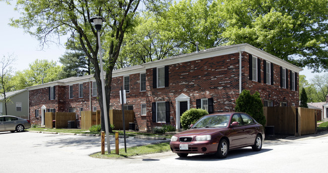 Williamsburg Square Townhomes in University City, MO - Foto de edificio - Building Photo