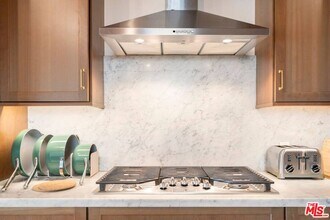 21555 Pacific Coast Hwy in Malibu, CA - Building Photo - Building Photo