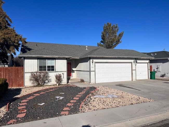 306 Lariat St in Fernley, NV - Building Photo - Building Photo