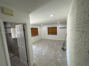 1117 NE 10th St-Unit -1-4 in Hallandale Beach, FL - Foto de edificio - Building Photo