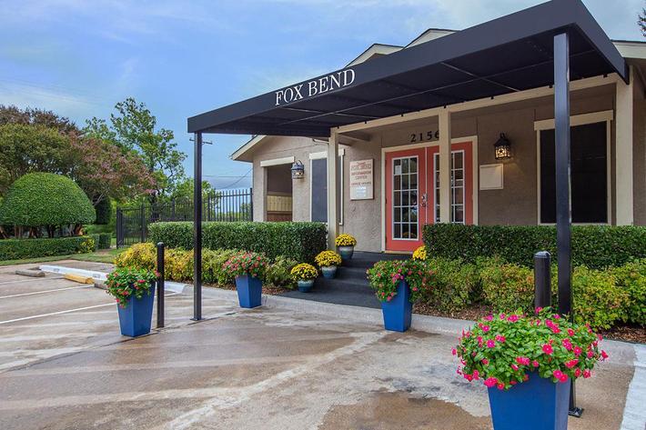 FOX BEND APARTMENTS in Garland, TX - Foto de edificio