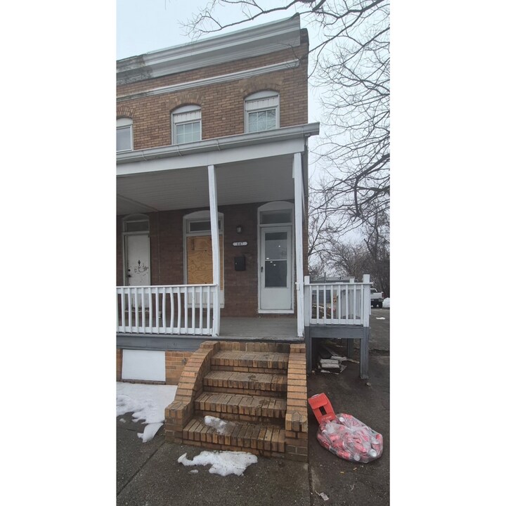 627 S Pulaski St in Baltimore, MD - Foto de edificio
