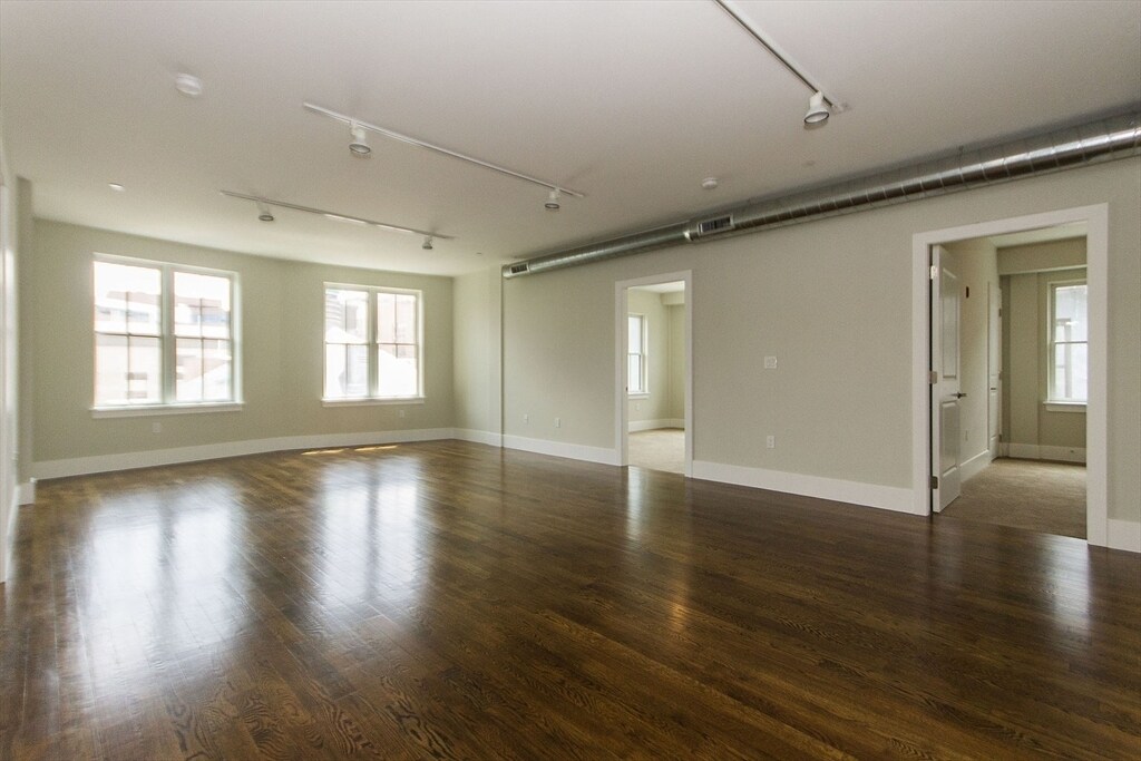 10 St George St in Boston, MA - Building Photo