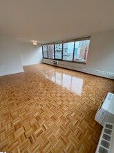 360 W Wellington Ave, Unit 13B in Chicago, IL - Foto de edificio - Building Photo