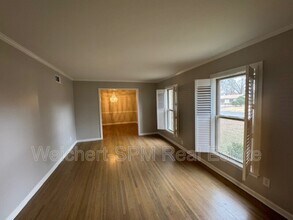 1592 W Crestwood Dr in Memphis, TN - Foto de edificio - Building Photo