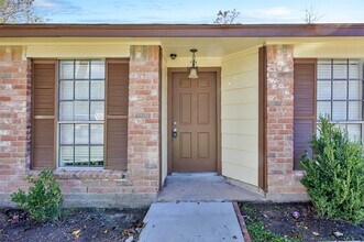 1018 Surrey Ct in Tomball, TX - Building Photo - Building Photo