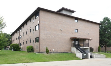 Crescent Apartments in Waukegan, IL - Foto de edificio - Building Photo