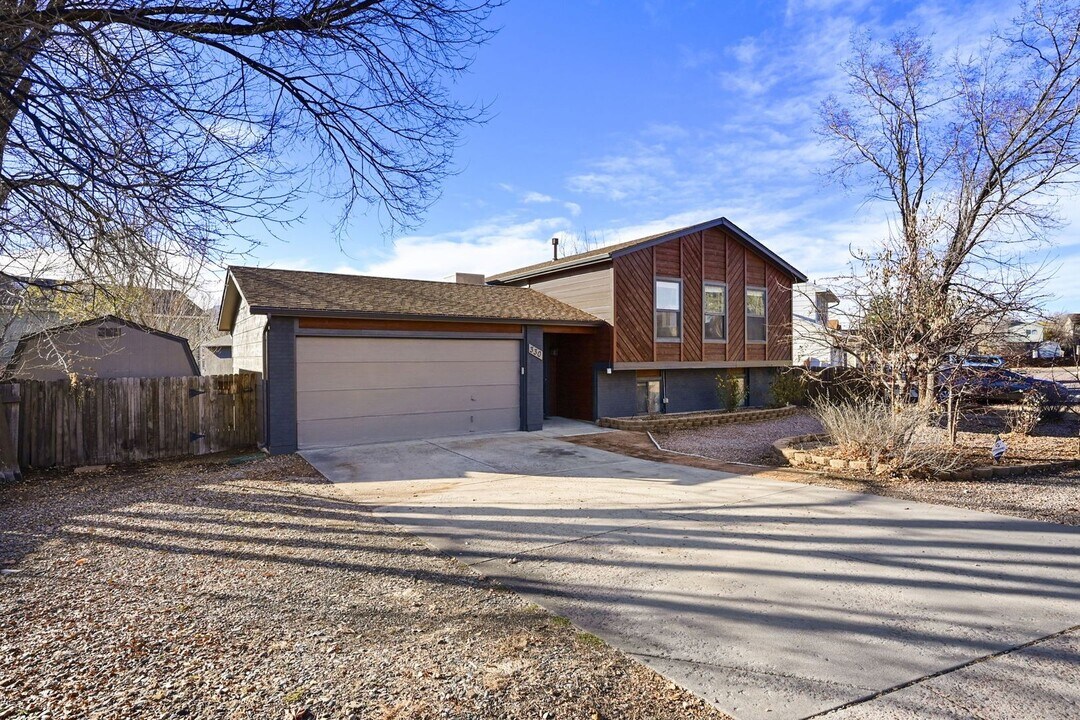 330 Putnam Dr in Colorado Springs, CO - Building Photo