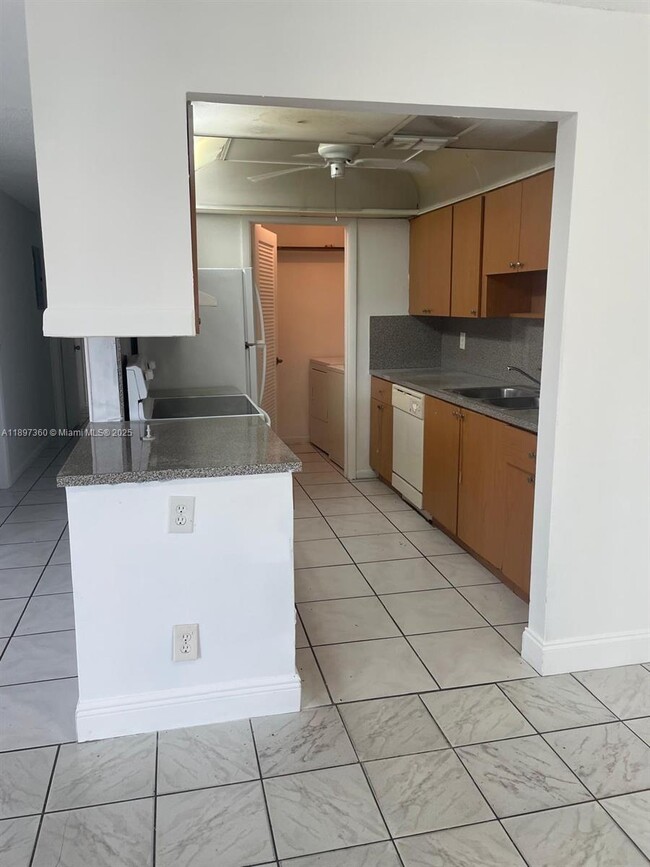 810 SW 73rd Ave in North Lauderdale, FL - Building Photo - Building Photo