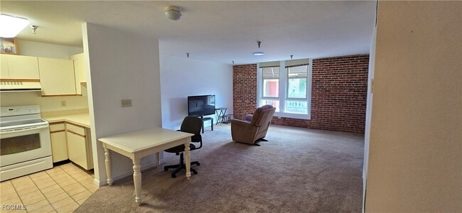 2271 First St in Ft. Myers, FL - Foto de edificio - Building Photo