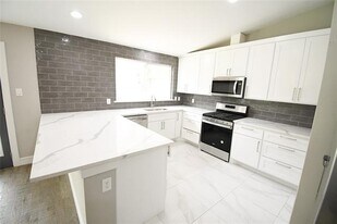 1114 W Northgate Dr in Irving, TX - Building Photo