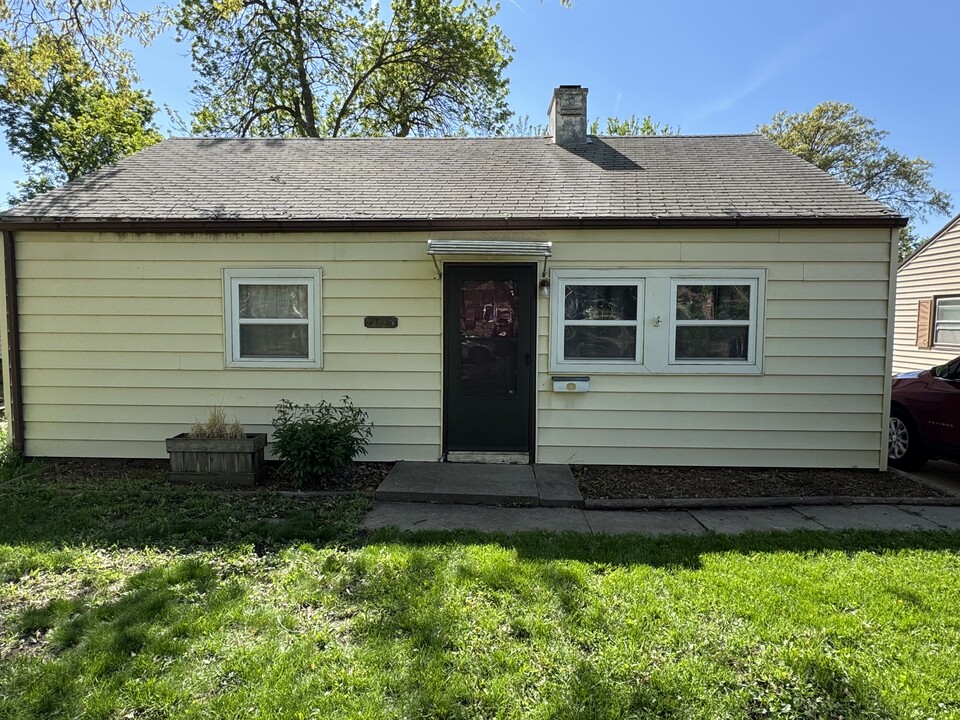 1935 S 47th St in Lincoln, NE - Building Photo