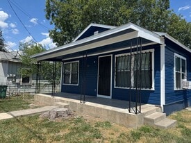 518 N Sabinas St in San Antonio, TX - Building Photo