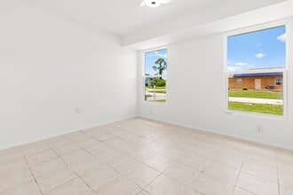 1057 Tropical Ave NW in Port Charlotte, FL - Foto de edificio - Building Photo