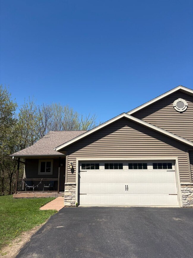 3258 White Oak Ln in Eau Claire, WI - Building Photo - Building Photo