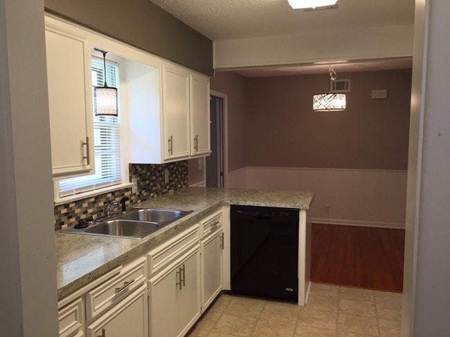 2018 S Ridgewood Dr in Wichita, KS - Building Photo - Building Photo