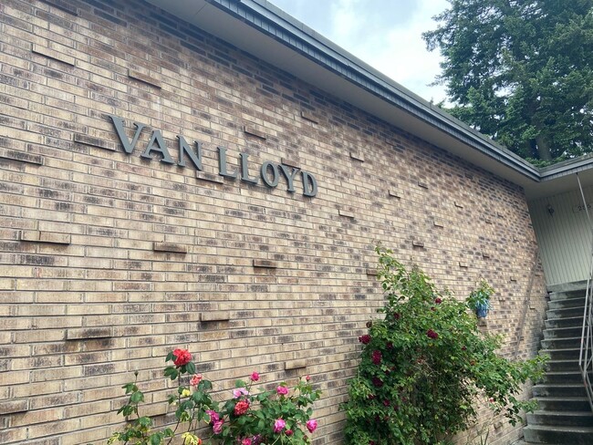 Van Lloyd Apartments in Burien, WA - Foto de edificio - Building Photo