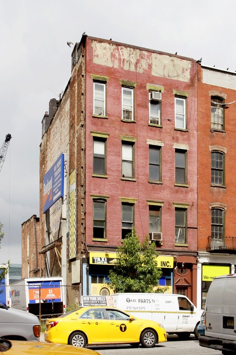 447 10th Ave in New York, NY - Building Photo