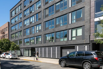 One Murray Park in Long Island City, NY - Building Photo - Building Photo