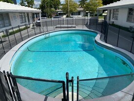 724 NE 6th St in Hallandale Beach, FL - Building Photo