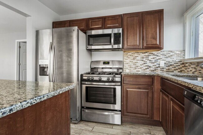 21704 Jefferson St in Farmington Hills, MI - Building Photo - Building Photo