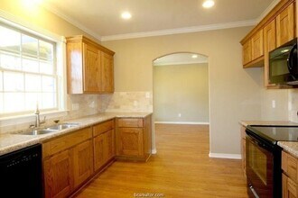 4103 Whispering Creek Dr in College Station, TX - Foto de edificio - Building Photo