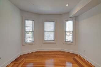 14 Alberta Ter, Unit 3 in Cambridge, MA - Building Photo - Building Photo