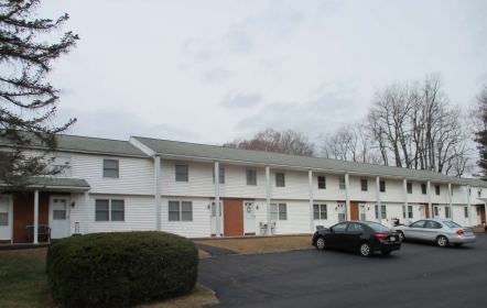 Townhouse Court in Spencer, MA - Building Photo