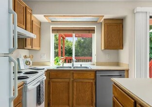 10003 SE 203rd St in Kent, WA - Foto de edificio - Building Photo