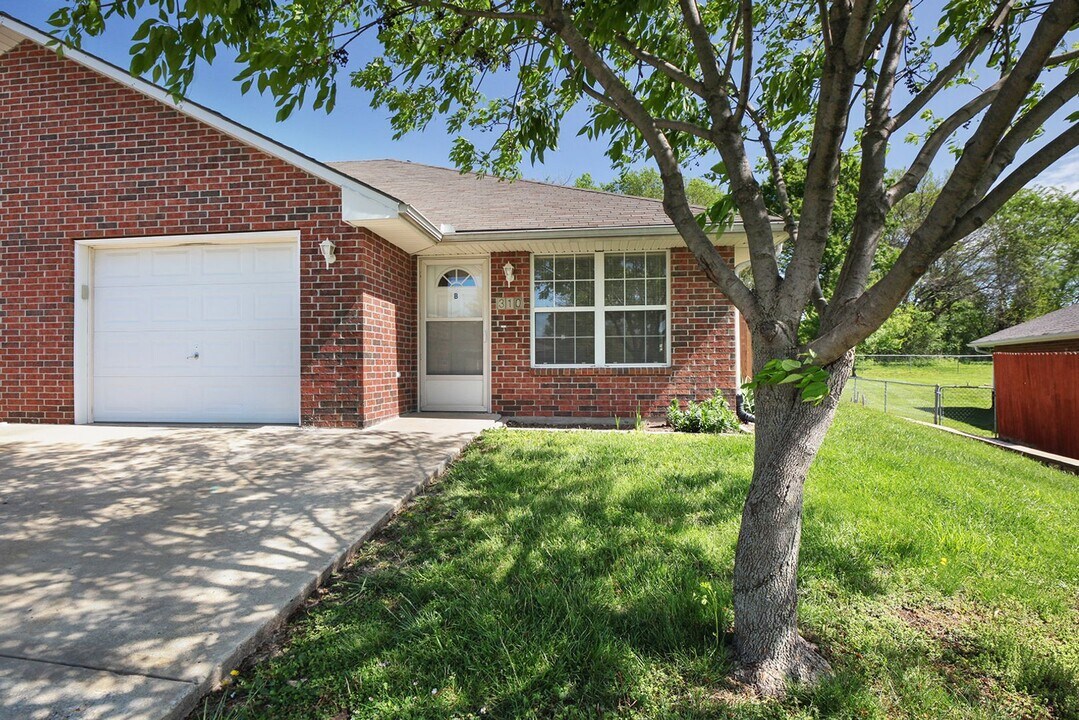 310 NE 7th St in Oak Grove, MO - Building Photo