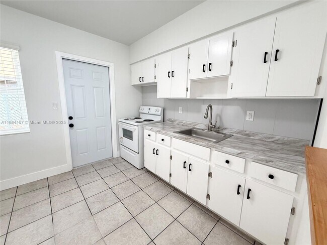 2215 Madison St in Hollywood, FL - Building Photo - Building Photo