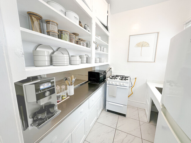 18 Thornton Ave in Venice, CA - Building Photo - Building Photo