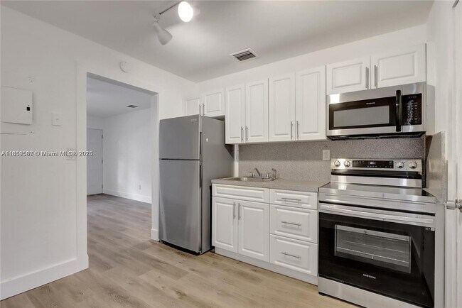 2550 NW 68th St in Miami, FL - Building Photo - Building Photo