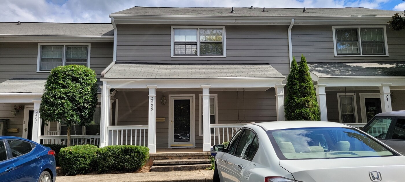 2409 Farmstead Cir in Smyrna, GA - Building Photo