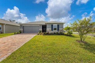 7335 34th Ct E in Sarasota, FL - Building Photo