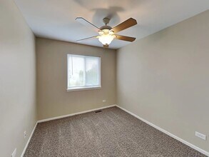 211 Bridlewood Cir in Lake In The Hills, IL - Building Photo - Building Photo
