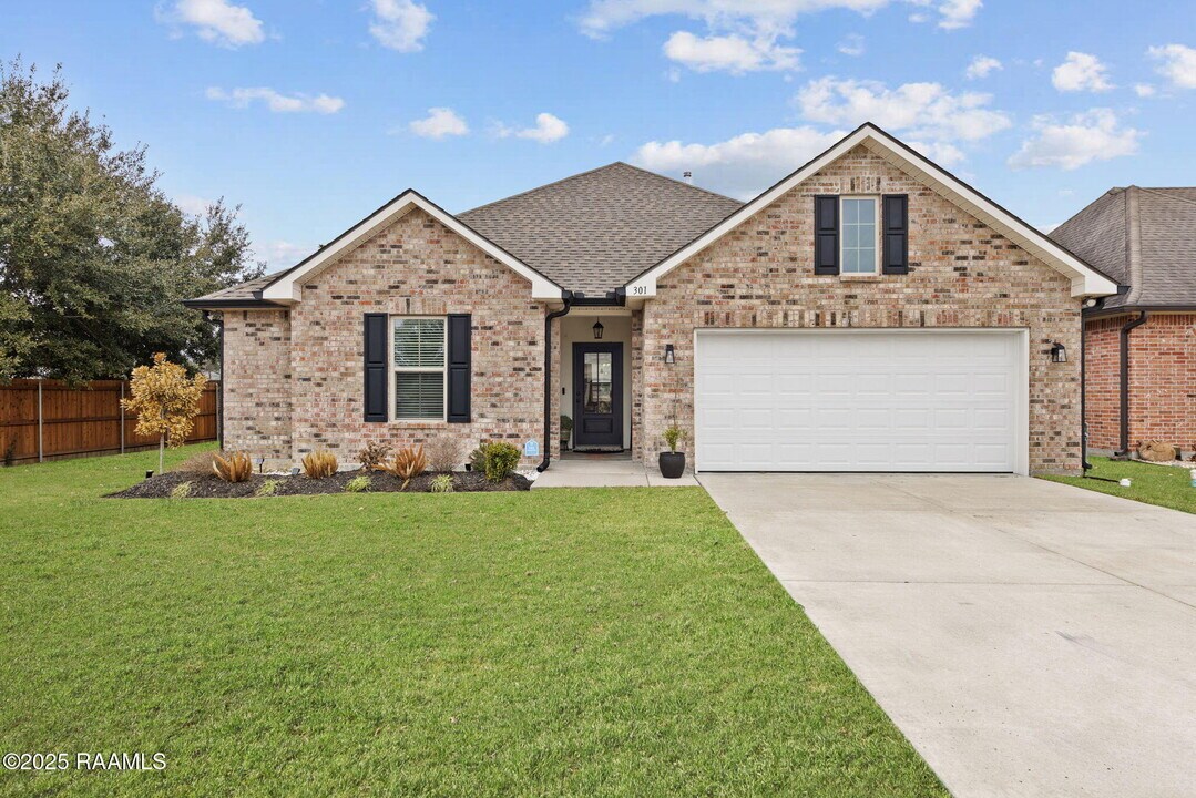 301 Oak Hill Ln in Youngsville, LA - Building Photo