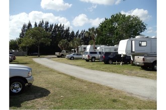 3880 S Hwy 1 in Grant, FL - Foto de edificio - Building Photo