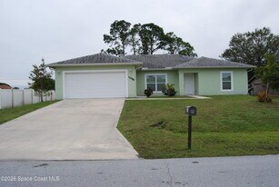 1048 Hunt St NW in Palm Bay, FL - Building Photo