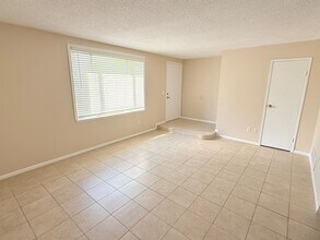 186 E Via Escuela in Palm Springs, CA - Building Photo - Building Photo
