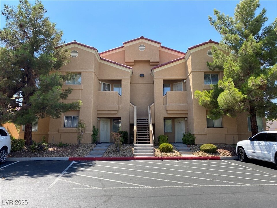 900 Heavenly Hill Ct in Las Vegas, NV - Building Photo